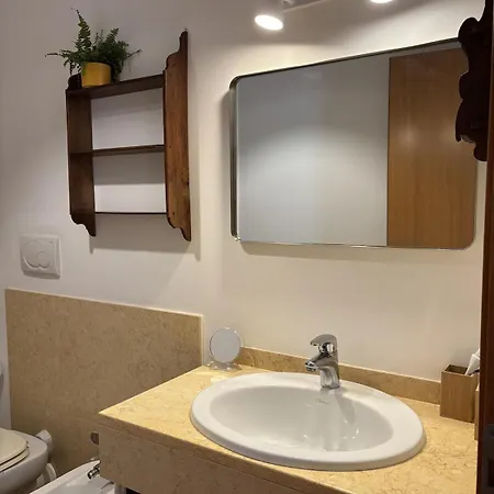 Accommodatie bij particulieren Alessandra's Cozy Venice- Quiet Double & Private Bathroom With Sharing Kitchen Venetië