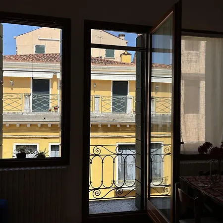 Alessandra's Cozy Venice- Quiet Double & Private Bathroom With Sharing Kitchen Accommodatie bij particulieren Venetië